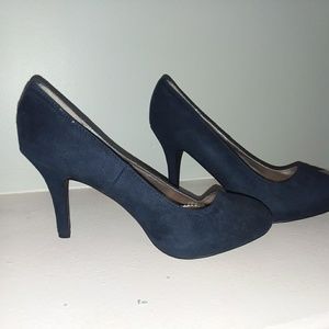 Blue faux suede pumps